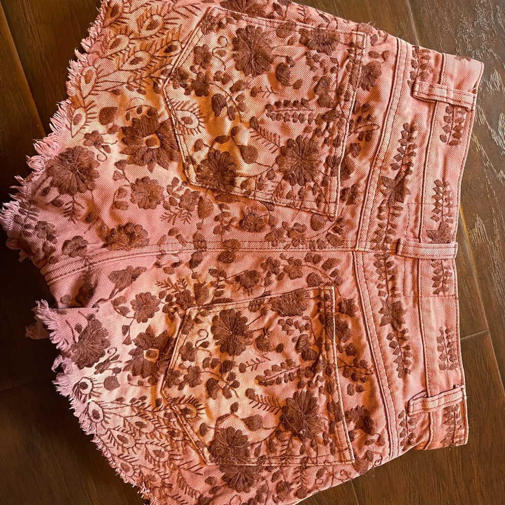 Free people shorts. Size 26. Embroidered floral flowers. mauve - Picture 6 of 8